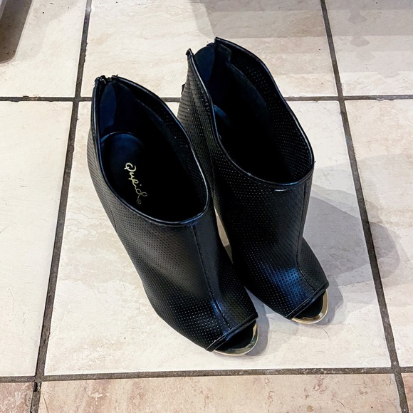 Gold Accented Heels - Picture 3 of 4